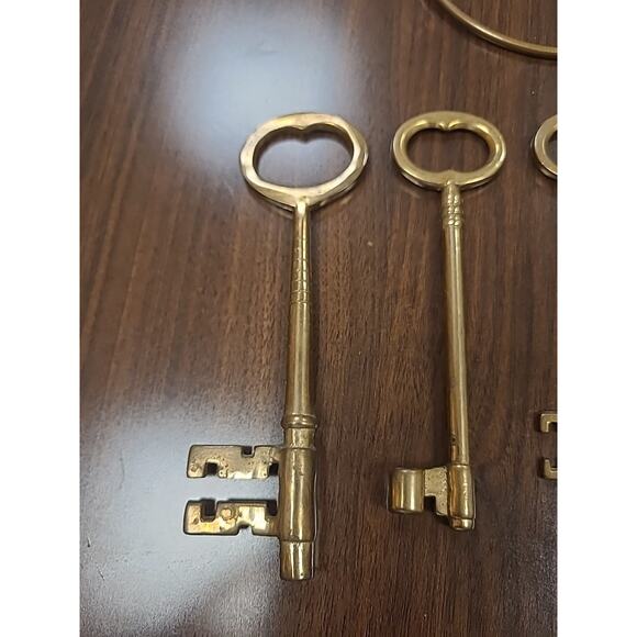 Vintage Skeleton Key Set Brass Plated Metal Ring Decorative Jail Style Rustic - Picture 3 of 7